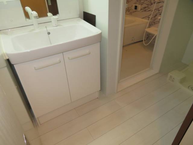 洗面設備　洗髪洗面化粧台、洗濯機置き場室内