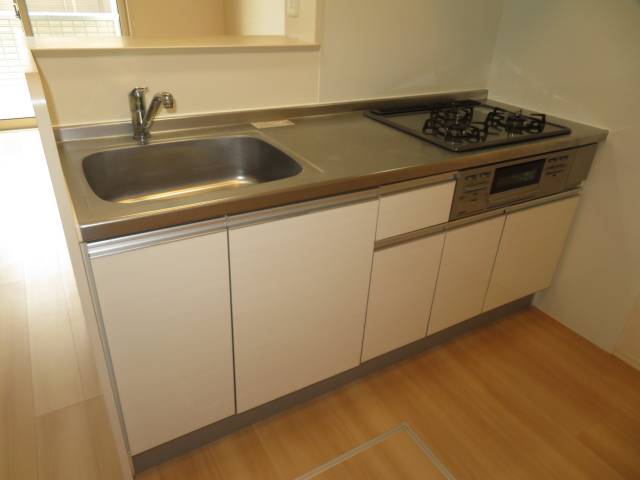 キッチン　３口ガスコンロ付きのシステムキッチン