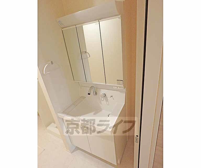 洗面設備　３面鏡の独立洗面台です。