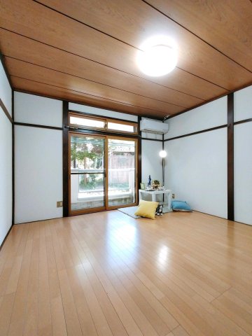 居室・リビング　新しいフローリング/二重サッシ/エアコン新品/照明