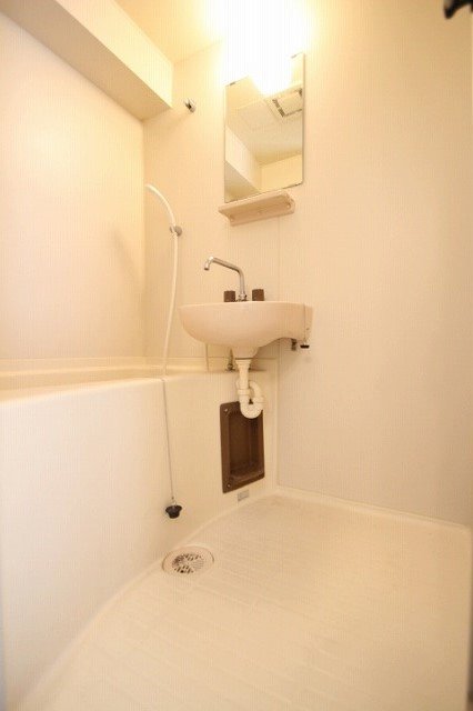 バス・シャワールーム　同物件、別号室のものです。