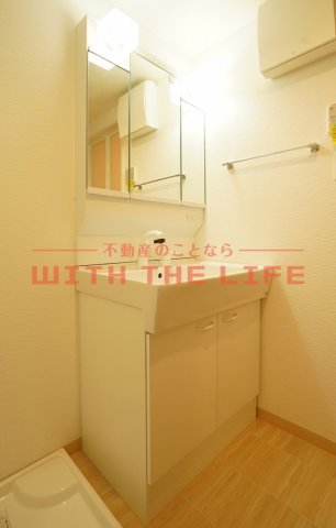 洗面設備　明るい色調の室内です