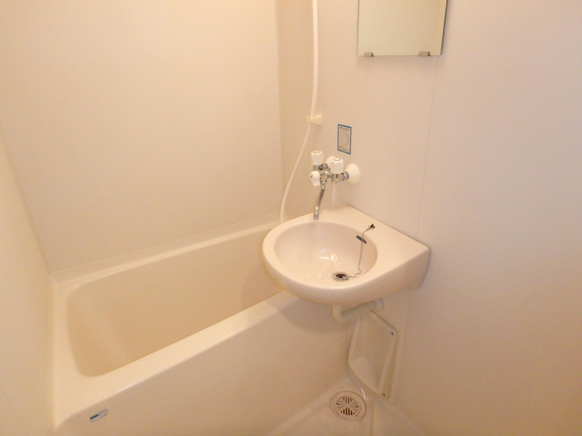 バス・シャワールーム　給湯式バスルームです