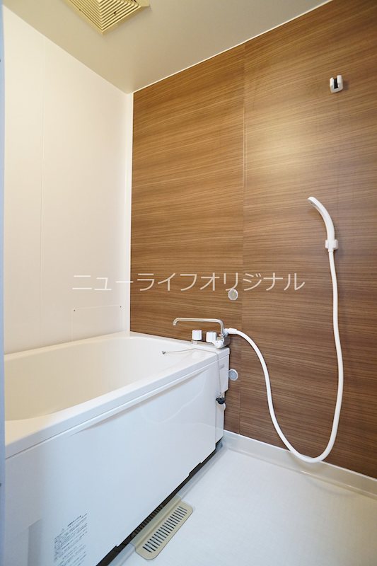 バス・シャワールーム　浴槽新規設置☆木目調のパネルが落ち着いた雰囲気を演出☆