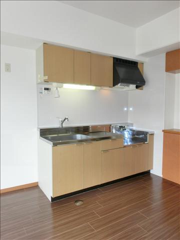 キッチン　使い勝手のよい大きめのキッチン。