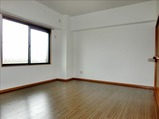 その他部屋・スペース　明るい日差しが差し込む洋室。