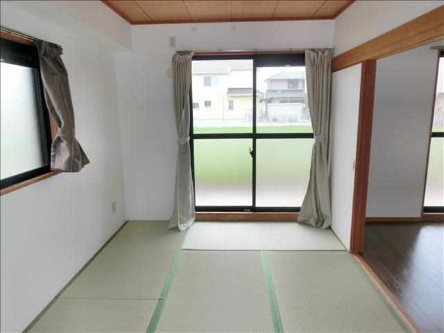 眺望　明るい日差しが差し込む和室。