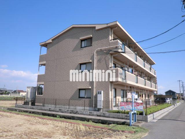 建物外観　閑静な住宅街に立つレンガ風のオシャレな外観。