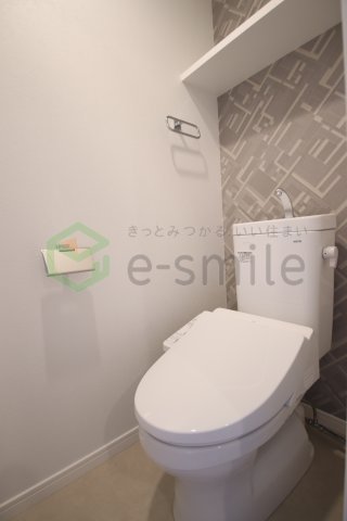 トイレ　落ち着いた色調のトイレです
