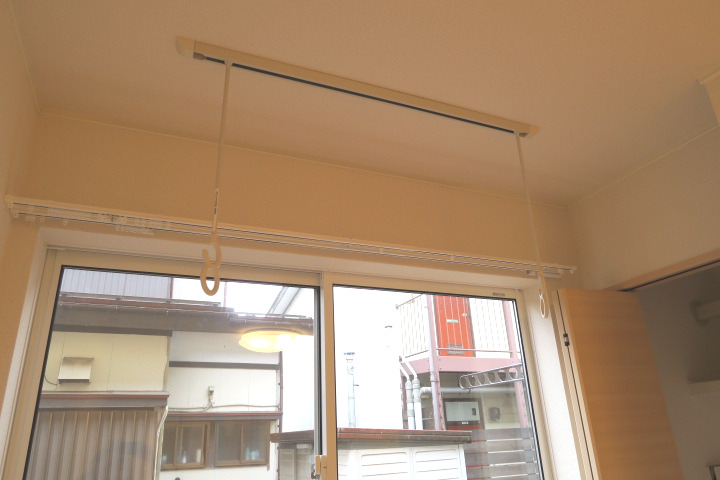 その他部屋・スペース　室内物干しざおです。雨の日も安心してお洗濯を干すことができま