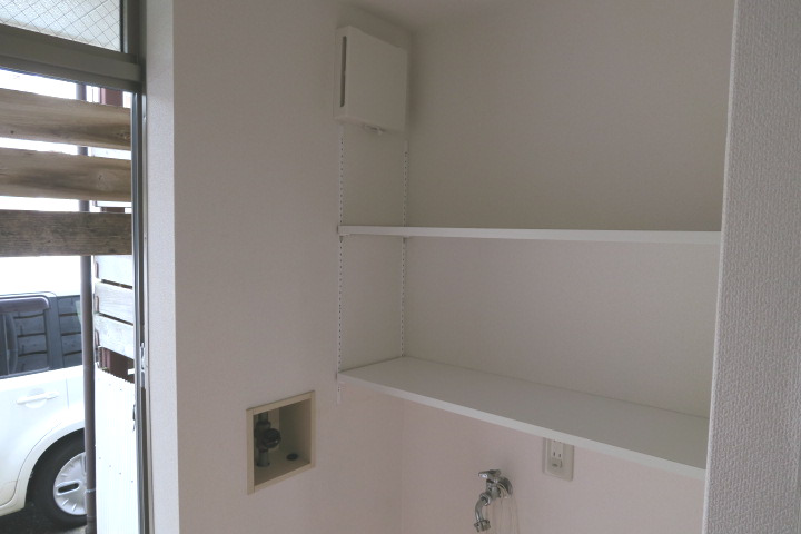 収納　洗濯置き場の上には便利な棚が付いています。