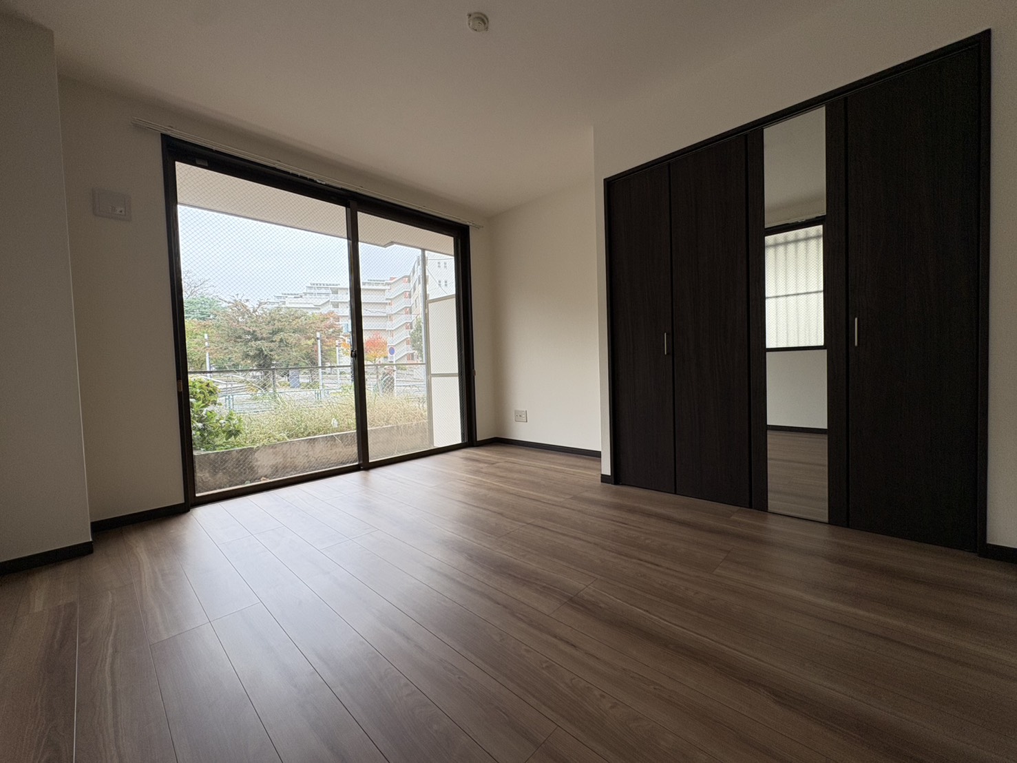 居室・リビング　大きな窓が特徴的な居室