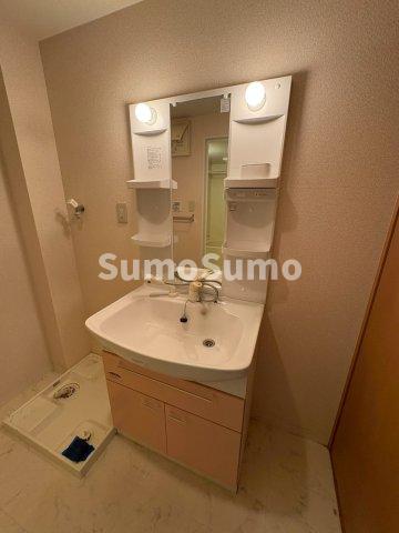 洗面設備　明るい洗面所です