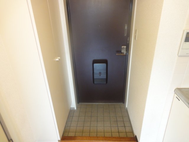 玄関　同物件、別号室のものです。