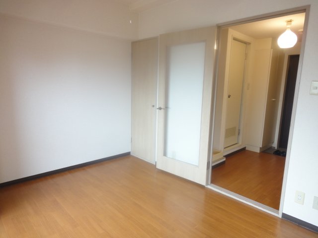 居室・リビング　同物件、別号室のものです。