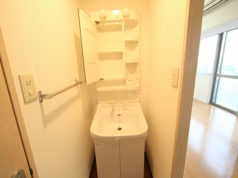 洗面設備　脱衣所　独立洗面台付（シャンプードレッサー付）