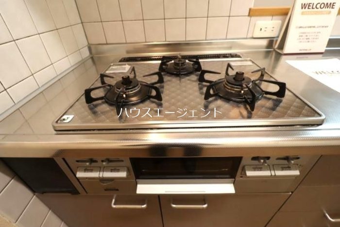 キッチン　３口ガスコンロ付きのシステムキッチンです！