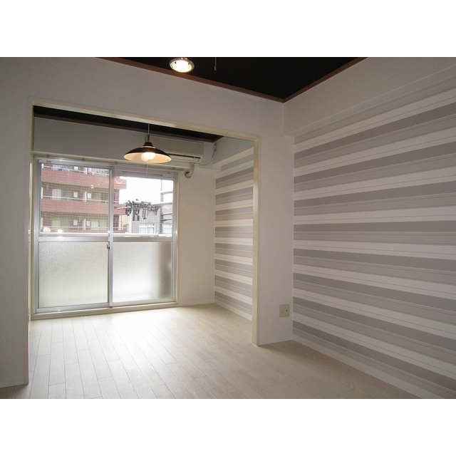 居室・リビング　アクセントクロスがお洒落なリビング♪