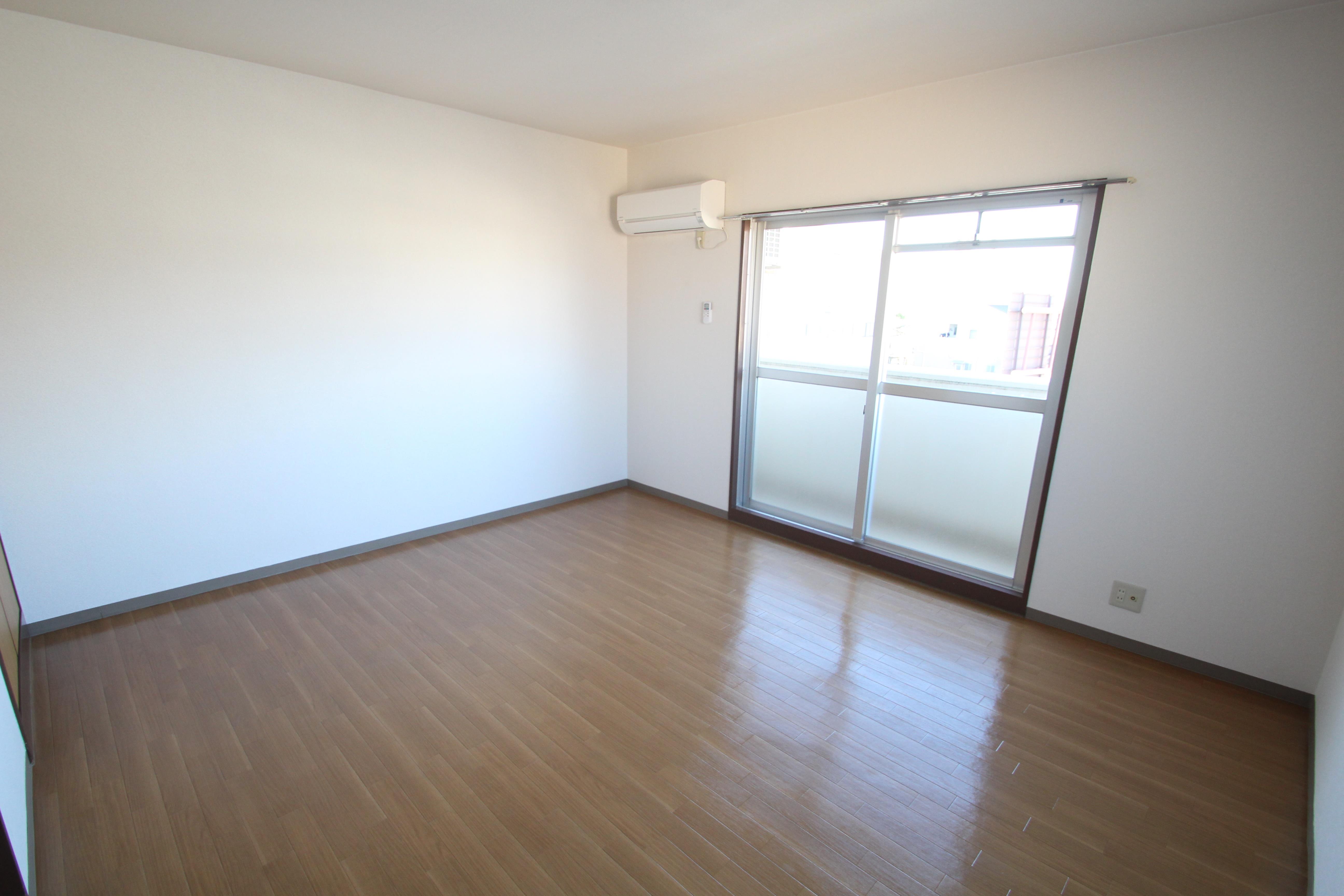 居室・リビング　9.5帖の広々洋室です。