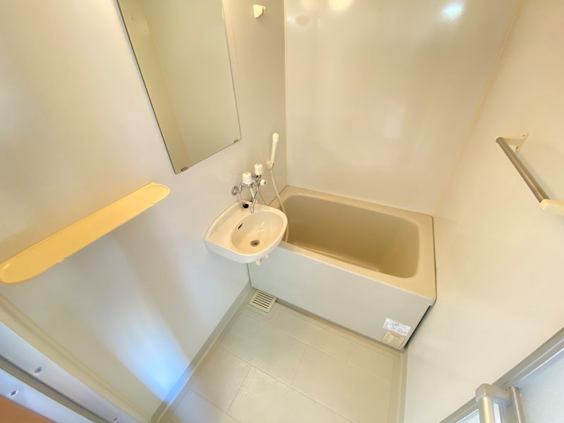 バス・シャワールーム　お風呂には棚・鏡付きです