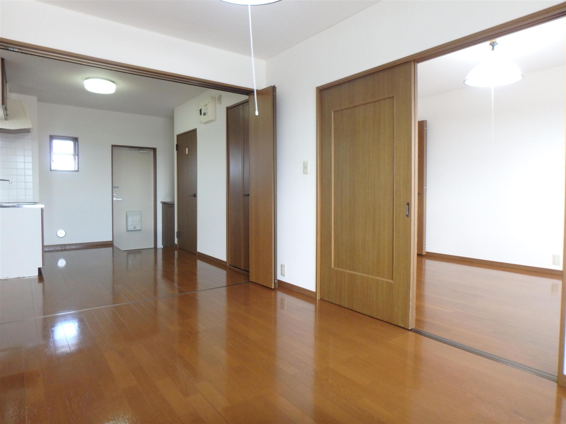 居室・リビング　オールフローリング。南向きの明るいお部屋。