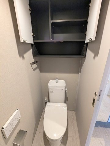 トイレ　洗面室と独立した温水洗浄便座です