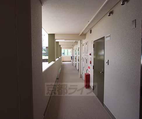 ロビー　玄関前の通路です。