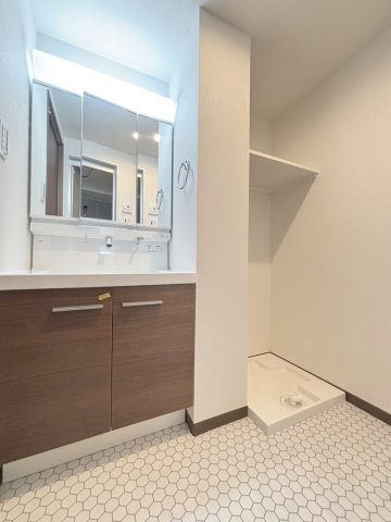 洗面設備　朝の支度にも助かる、独立の洗髪洗面化粧台