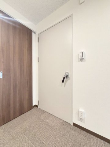 その他設備　防音扉仕様で防音室からリビング側に聞こえる音も 45dbです