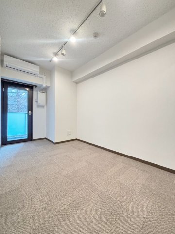 居室・リビング　防音室は防音床、防音壁、防音天井となっており、まさに楽器を演