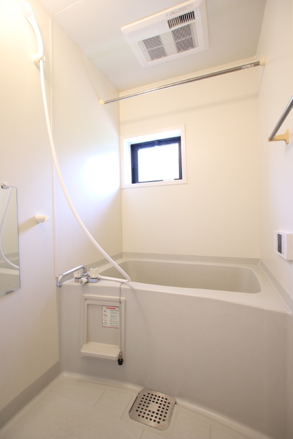 バス・シャワールーム　浴室乾燥機・小窓有