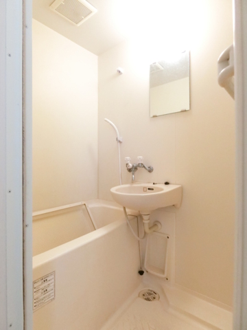 バス・シャワールーム　独立バスルーム。