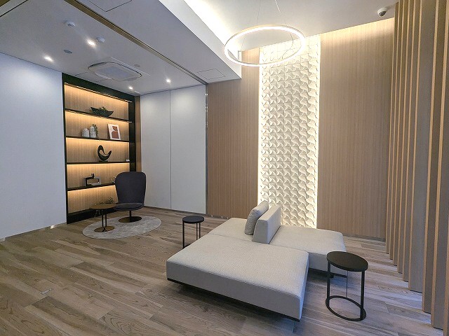 エントランス　Wi-Fi完備の優雅な1Fラウンジ