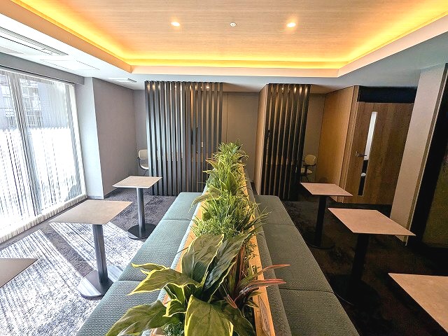 ロビー　Wi-Fi完備の2Fビジネスラウンジ、個別ブースもあります