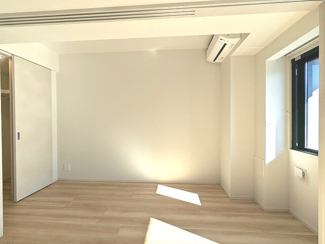 バルコニー　洋室、南向き日当り良好、エアコン・ウォークインクローゼット