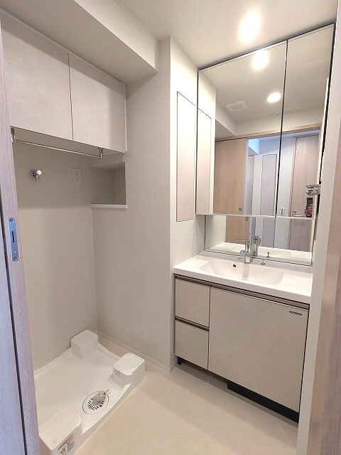 洗面設備　2面鏡付、ハンドシャワー付の独立洗面台、洗面台下にヘルスメー