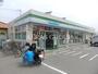 コンビニ　ファミリーマート六木二丁目店（コンビニ）まで377m