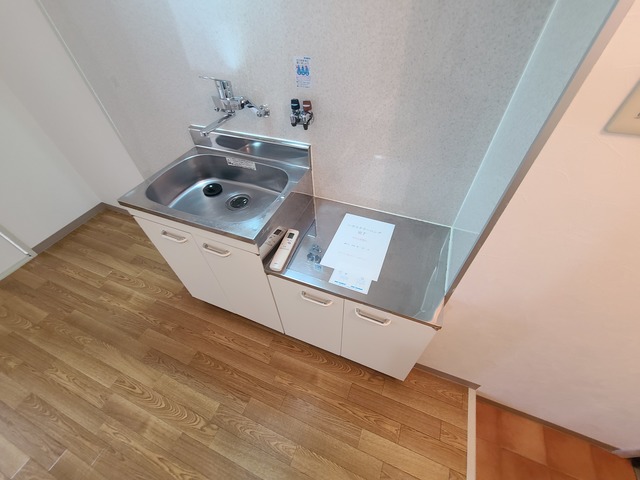 キッチン　収納スペースの付いたキッチンです