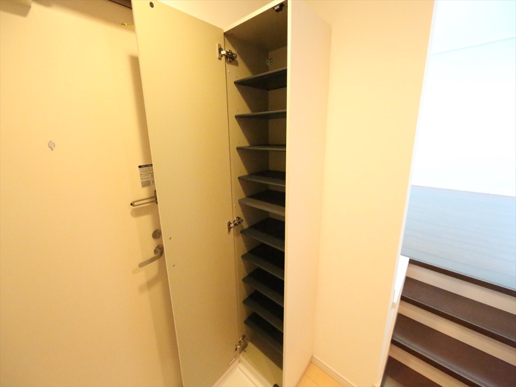 玄関　玄関　シューズボックス付（収納充実してます）