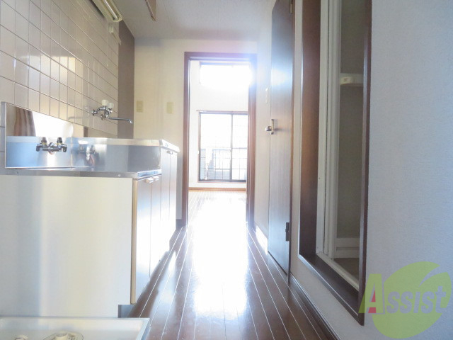 玄関　外から玄関を撮影してみました。広いリビングに繋がっています。