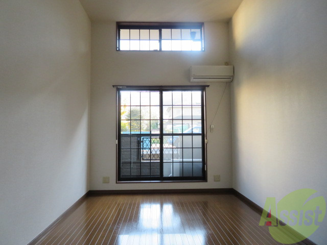 居室・リビング　こちらはリビングです。明るくていいですね。