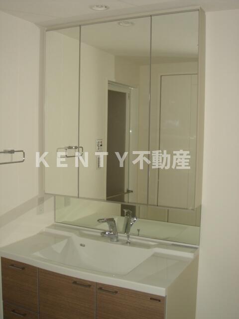 洗面設備　ゆったりとスペースのある洗面所