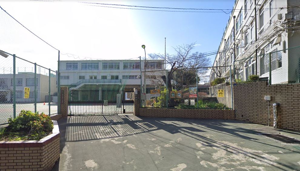 小学校　新宿区立落合第四小学校（小学校）まで482m