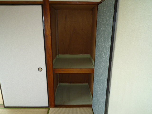 収納　各室収納付　（写真は中部屋、収納）