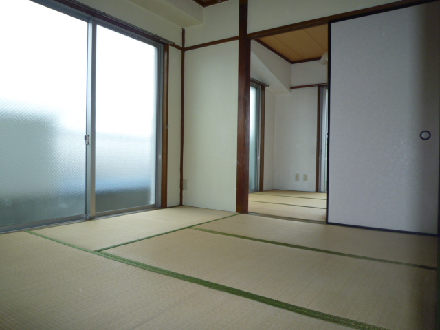 その他部屋・スペース　和室（中部屋）　2面採光　明るい室内