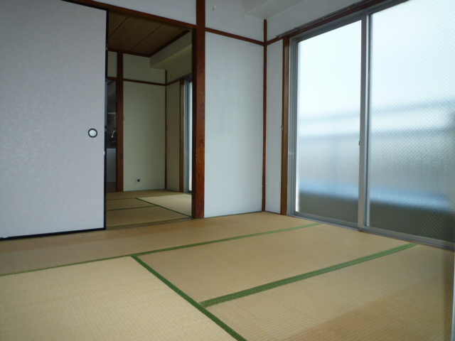 居室・リビング　和室6帖　２面採光（明るい室内）