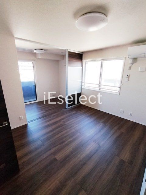 居室・リビング　窓も大きく明るいですね