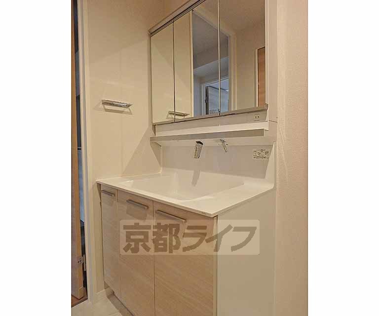 洗面設備　綺麗な洗面化粧台です。