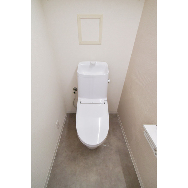 トイレ　落ち着いた色調のトイレです