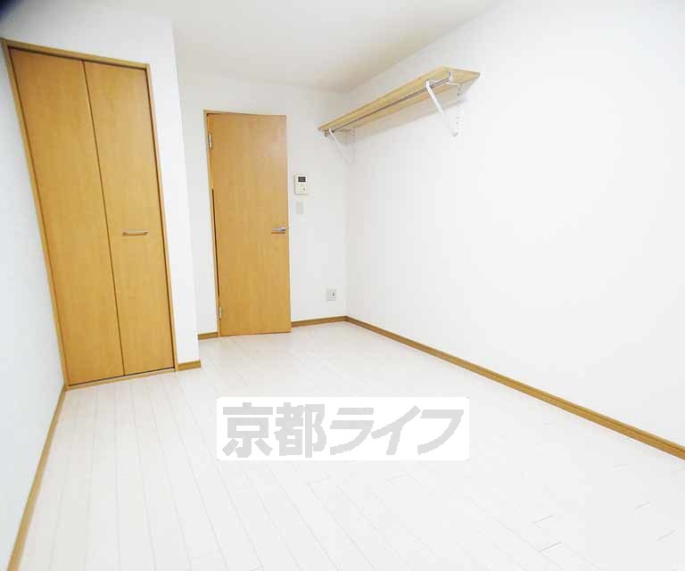 居室・リビング　白い床が印象的なお部屋です。